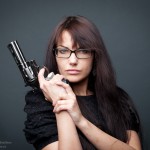 модель Оля, девушка с пистолетом